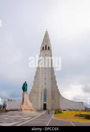 L'église Hallgrimskirkja, Reykjavik, Islande, avec statue de Leif Erikson Banque D'Images