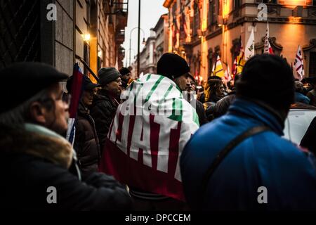 Turin, Italie. Jan 11, 2014. Italie, Turin, 2014/01/11.Un millier de partisans de la lega Nord ont fait une marche de protestation contre la ''red'' magistrature qui a annulé pour fraude Lega victoire dans les élections régionales de 2010.DANS L'IMAGE : Forza Italia partisan devant le palais du conseil régional. Credit : Cesare Quinto/NurPhoto ZUMAPRESS.com/Alamy/Live News Banque D'Images