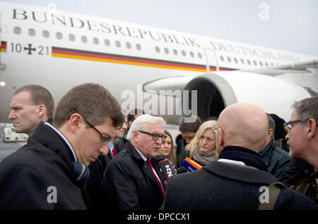 Außenminister Frank-Walter STEINMEIER (SPD) (M) gibt vor Journalisten am 12.01.2014 in Paris Am Flughafen Charles de Gaulle Déclaration ein ab. Steinmeier nimmt am Ministertreffen Kerngruppe der syrischen der Freunde des Volkes à Paris teil. Foto : Daniel Naupold/dpa Banque D'Images