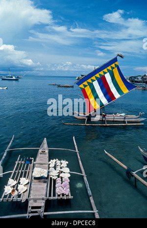 Voiles multicolores distinguer musulmans traditionnels bateaux outrigger, appelé vintas, dans le sud de la mer de Sulu des Philippines en Asie du sud-est. Banque D'Images