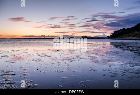 Crépuscule à la fin de la plage de Sandbanks à Poole, Dorset. Banque D'Images