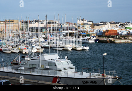 Bateaux amarrés dans le port de St Malo en Bretagne, France Banque D'Images