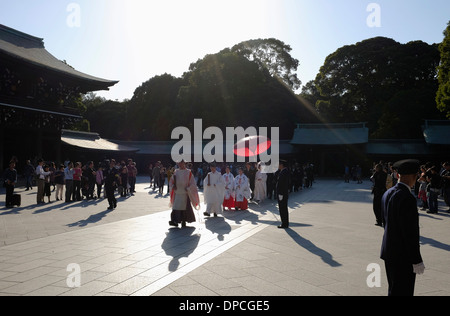 Cérémonie de mariage de style traditionnel japonais au sanctuaire de Meiji Banque D'Images