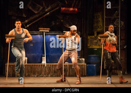 Stomp, la musique à percussion originaire de Brighton, Angleterre, effectue en London Ontario, Canada le 11 mars 2014. La loi utilise les objets ordinaires et les mouvements individuels pour créer un "théâtre physique' performance. Banque D'Images