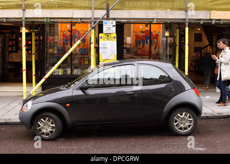 Voiture garée dans un parking en suspension dans la baie de baignoire ville Angleterre UK Banque D'Images