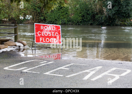 Route fermée signe pour les eaux de crues La hausse à travers la route locale dans l'Oxfordshire en Angleterre Banque D'Images