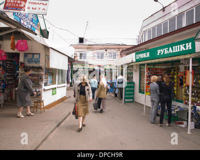 Marché Central de Yaroslavl Russie, de petits magasins vendant tout ce que vous pourriez avoir besoin, beaucoup de clients potentiels Banque D'Images