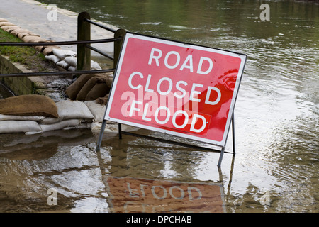 Route fermée signe pour les eaux de crues La hausse à travers la route locale dans l'Oxfordshire en Angleterre Banque D'Images