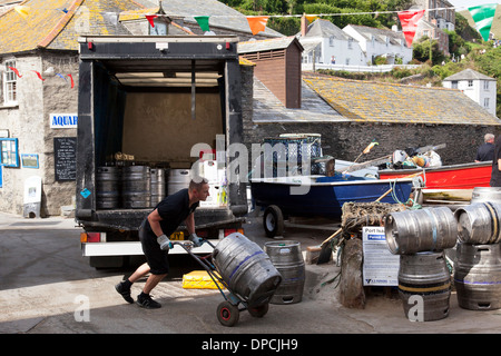 Une brasserie drayman livrer la bière fûts à une chambre à Cornwall, Royaume-Uni Banque D'Images