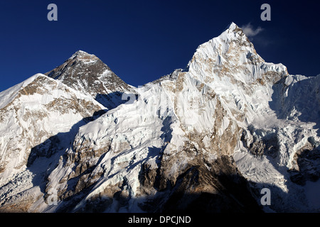 Soleil du soir sur le mont Everest et Nuptse dans le Népal Himalaya Banque D'Images