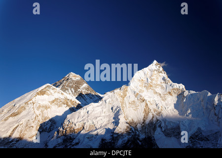 Soleil du soir sur le mont Everest et Nuptse dans le Népal Himalaya Banque D'Images