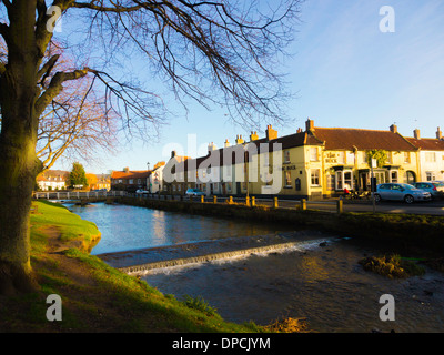 La Buck Inn par la rivière Leven à grande Ayton North Yorkshire Angleterre UK Banque D'Images