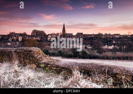 Malmesbury, UK. 12 janvier 2014. Les premiers rayons de soleil sur le paysage gelé de Malmesbury dans le Wiltshire. Un système de haute pression apporte un répit temporaire à partir de la forte pluie de ces dernières semaines. Credit : Terry Mathews/Alamy Live News Banque D'Images