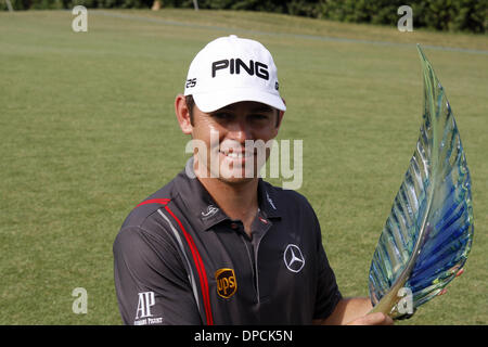 Durban, Afrique du Sud, le 12 janvier 2014. Golfeur sud-africain Louis Oosthuizen conserve son trophée après avoir remporté la Volvo Golf Champions qui a eu lieu à la Durban Country Club. Credit : Giordano Stolley/Alamy Live News Banque D'Images