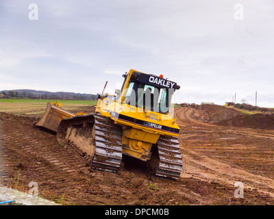 Caterpillar D6M LG bulldozer travaillant sur le terrassement pour la construction d'un parc-o-bus à Whitby, North Yorkshire Banque D'Images