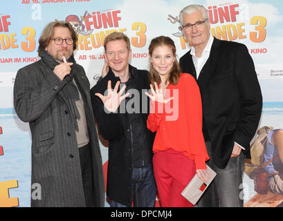 Munich, Allemagne. 12Th Jan, 2014. Acteurs acteurs allemands Michael Fitz (L-R), Michael Kessler, Nora von Waldstaetten et Sky Du Mont poser lors de la première de leur film 'Fuenf Freunde 3' (3) à cinq célèbres cinémas CINEMAXX à Munich, Allemagne, 12 janvier 2014. Le film pour enfants est diffusé dans les salles allemandes le 16 janvier. Photo : URSULA DUEREN/dpa/Alamy Live News Banque D'Images