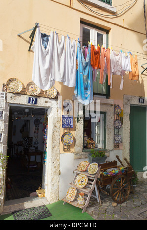 D'Alfama, Lisbonne, Portugal. Magasin de vente de poterie et de souvenirs. Banque D'Images