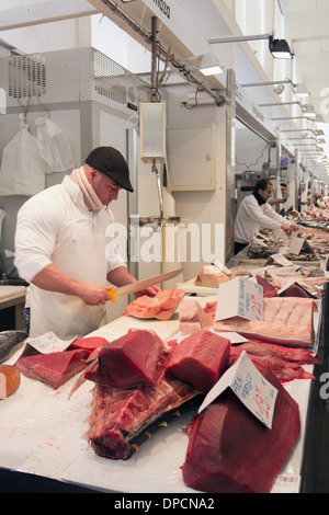 Cadix, Espagne. Poissonnier la vente de thon frais et l'espadon dans le marché central. Banque D'Images