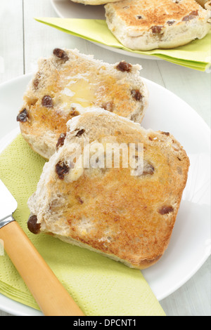 Hot buttered teacakes bun traditionnel rempli de raisins secs et d'épices Banque D'Images