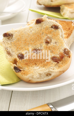 Un petit pain grillé Teacakes traditionnel rempli de raisins secs et d'épices Banque D'Images