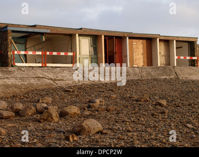 Cabines de plage endommagé lors d'une tempête, plage de Crooklets, Bude, Cornwall, UK Banque D'Images