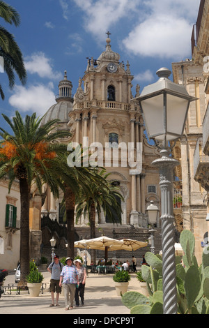 Piazza Duomo avec l'église San Giorgio, dans la ville baroque de Ragusa Ibla, ville inscrite au patrimoine mondial de l'unesco en Sicile Banque D'Images