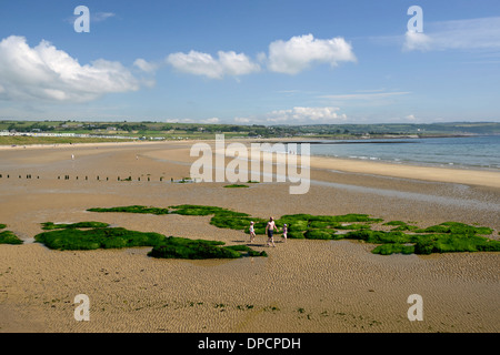 La baie d'Ardmore Waterford Irlande summer family on beach Banque D'Images