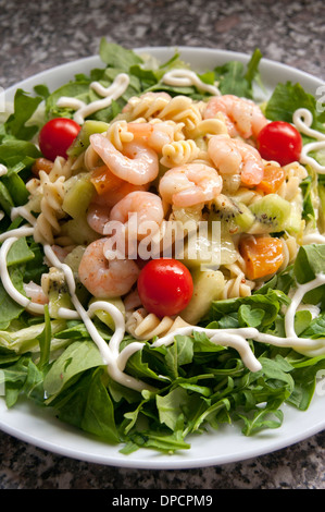 Crevettes fraîches kiwi melon salade de pâtes et Banque D'Images