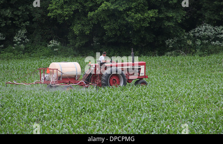 La pulvérisation des insecticides sur l'agriculteur de l'Indiana de maïs Banque D'Images