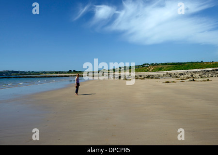 La baie d'Ardmore Waterford Irlande summer lone femme seule stand standing on beach Banque D'Images