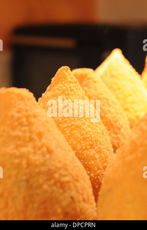 Arancini, une cuisine typique et caractéristique de boules de riz de spécialité d'artisanat en Sicile Banque D'Images