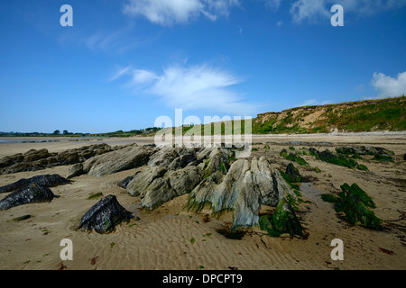 La baie d'Ardmore Waterford Irlande roches sable plage rocheuse d'été Banque D'Images