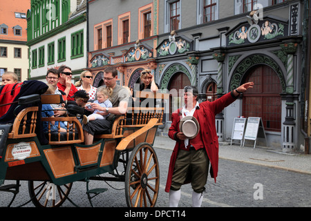 Transport de chevaux en face de Cranach-Haus à la place du marché, Weimar, Thuringe, Allemagne, Europe Banque D'Images
