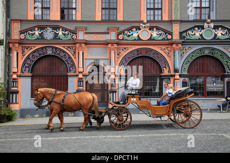 Transport de chevaux en face de Cranach-Haus à la place du marché, Weimar, Thuringe, Allemagne, Europe Banque D'Images