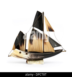 Modèle Vintage voilier, à la main à partir de l'os ou corne Banque D'Images