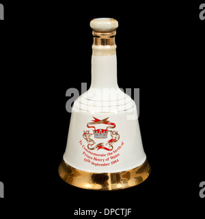 Bell's Scotch Whisky Carafe Royal porcelaine faites par Wade, commémorant la naissance du Prince Henry (Harry) le 15/9/1984 Banque D'Images