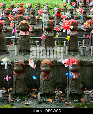 Statues statue jizo Bodhisattva zozoji deuil deuil commémorer memorial se souvenir de ce qui concerne les vêtements habillés de bibs rouge bib hat Banque D'Images