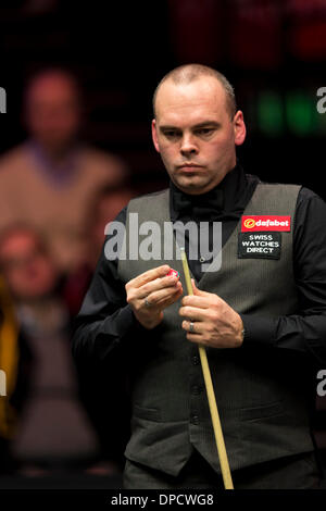 Londres, Royaume-Uni. 12Th Jan, 2014. Stuart BINGHAM (Fra) Les craies son cue pendant son Master Snooker premier match contre John HIGGINS (SCO) de l'Alexandra Palace. Credit : Action Plus Sport/Alamy Live News Banque D'Images