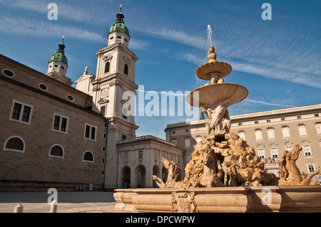 Cheval Baroque fountain Tommaso di Garone sculpteur et cathédrale de Salzbourg Autriche Banque D'Images