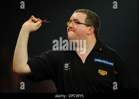 Frimley Green, Royaume-Uni. 12Th Jan, 2014. Stephen Bunting (aka la balle) throws contre Alan Norris (aka Chuck) lors de la finale du Championnat du monde de fléchettes professionnel de BDO au bord de lac. Credit : Action Plus Sport/Alamy Live News Banque D'Images