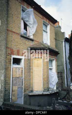 Maison victorienne à l'abandon dans le sud de Londres, Angleterre, RU Banque D'Images