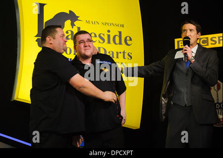 Frimley Green, Royaume-Uni. 12Th Jan, 2014. Alan Norris (aka Chuck) un Champion du confort émotionnel Stephen Bunting (aka la balle) après la finale du Championnat du monde de fléchettes professionnel de BDO au bord de lac. Credit : Action Plus Sport/Alamy Live News Banque D'Images