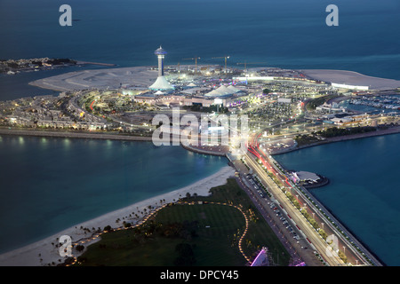 Marina Mall allumé au crépuscule. Abu Dhabi, Émirats Arabes Unis Banque D'Images