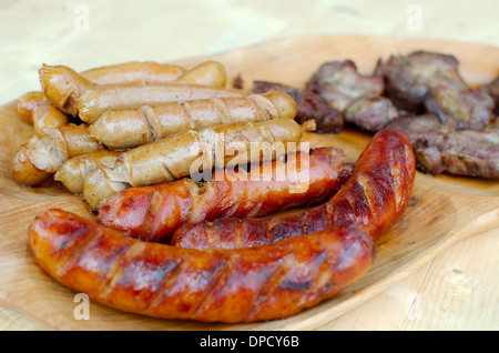 Poêlée de saucisses de Vienne et traditionnel avec Gypsy rôti sur une plaque de bois Banque D'Images