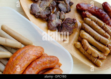 Saucisse de Vienne et traditionnel avec Gypsy Roast avant et après cuisson Banque D'Images