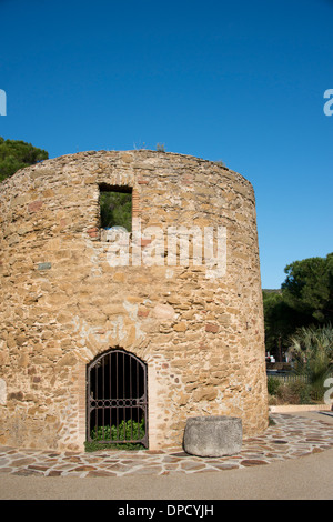 France, Provence, Bormes-les-Mimosas. Ruines du vieux moulin. Banque D'Images