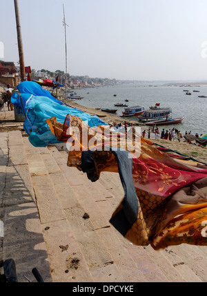 Lave-linge séchant sur les ghats du Gange à Varanasi Banque D'Images