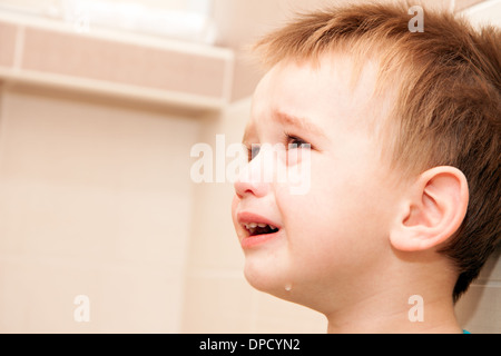 Portrait de bébé qui pleure garçon dans la maison. Banque D'Images