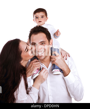Heureux jeune famille isolé sur fond blanc, douce petite fille assise sur les épaules du père, de s'amuser ensemble Banque D'Images