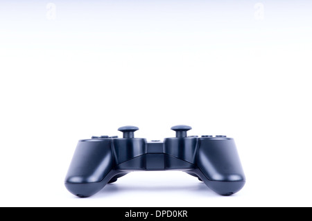 Modren contrôleur de jeu de jour Vue de dos sur fond blanc avec beaucoup d'espace blanc pour le texte et la conception Banque D'Images